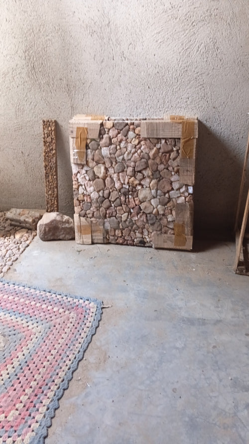 Placa Decorativa Artesanal de Pedras Naturais 50x50 cm